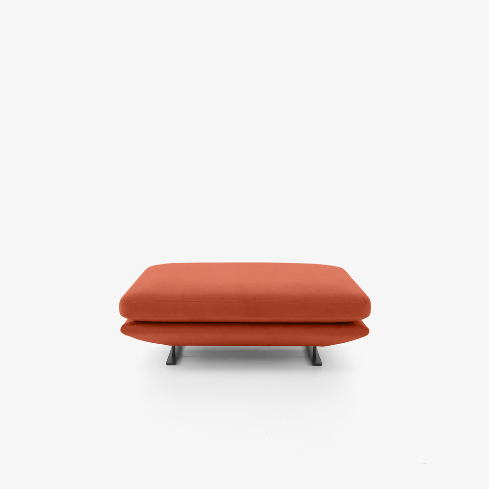 Podnóżek Prado — Ligne Roset, tapicerka w tkaninie terakota, widok z przodu