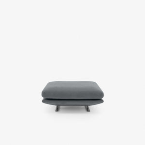 Podnóżek Prado — Ligne Roset, tapicerka szara tkanina, widok z przodu