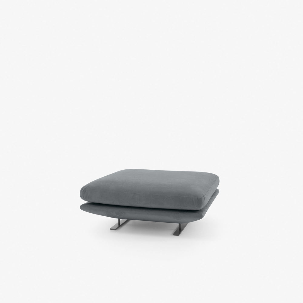 Podnóżek Prado — Ligne Roset, tapicerka szara tkanina, widok z przodu