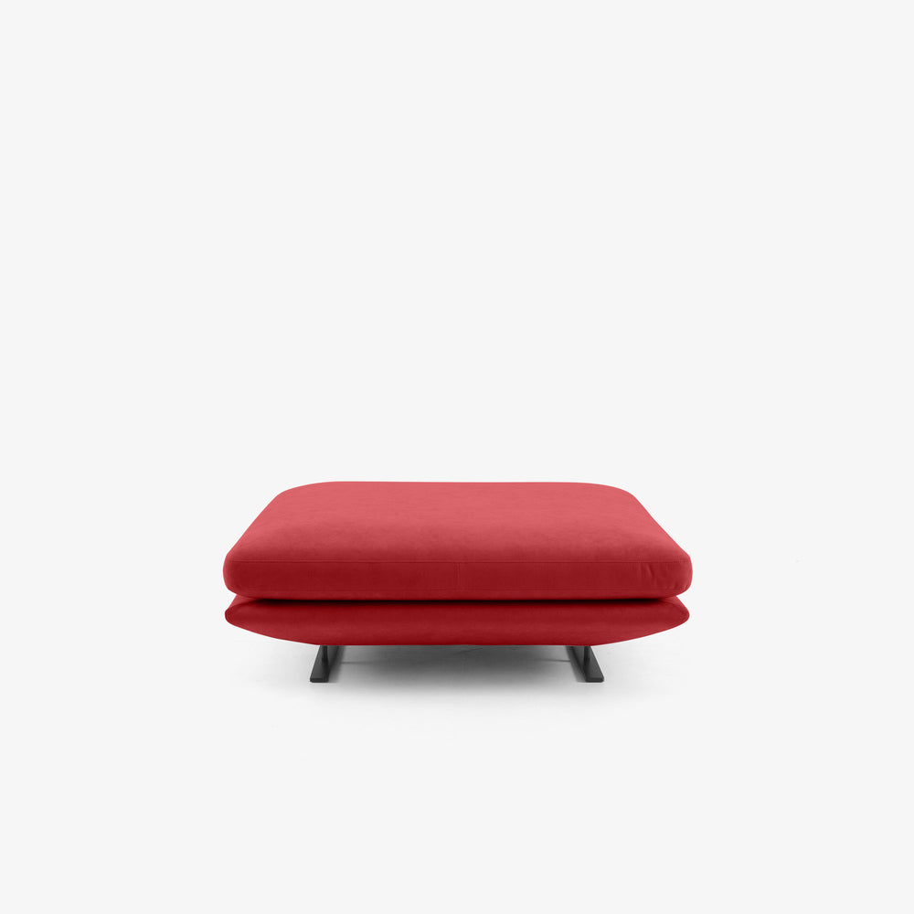 Podnóżek Prado — Ligne Roset, tapicerka w tkaninie czerwonej, widok z przodu
