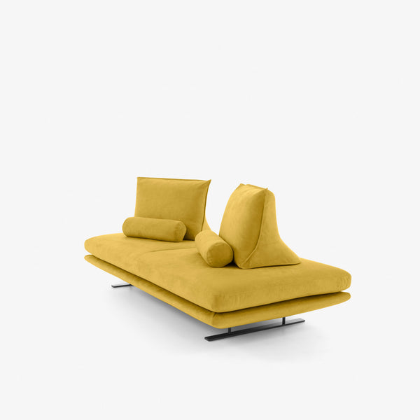 Prado Medium — widok z boku, poduszki dekoracyjne, nogi metalowe