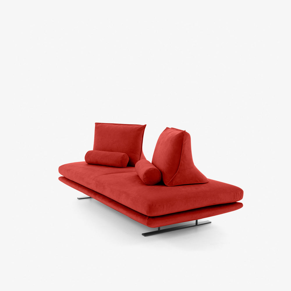 Sofa Prado Medium — Ligne Roset, tapicerka w tkaninie czerwonej, widok z przodu
