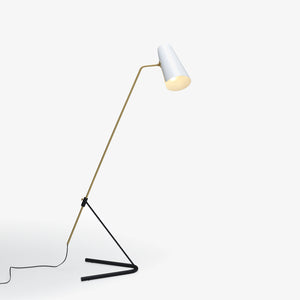 Lampa podłogowa G21 — Ligne Roset, biały klosz, ramię w kolorze mosiądzu, widok z przodu