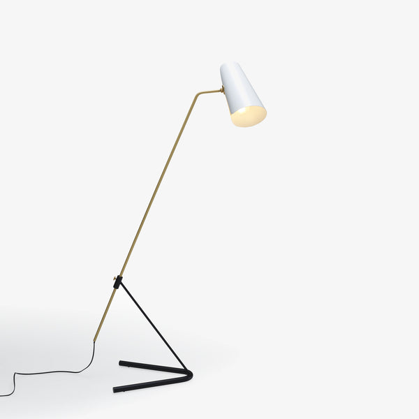 Lampa podłogowa G21 — Ligne Roset, biały klosz, ramię w kolorze mosiądzu, widok z przodu