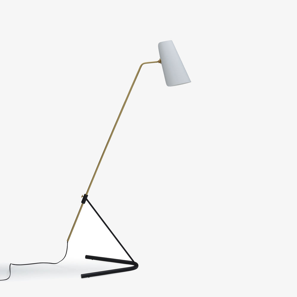 Lampa podłogowa G21 — Ligne Roset, biały klosz, ramię w kolorze mosiądzu, widok z przodu