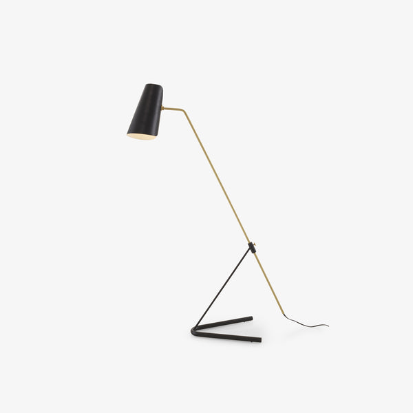 Lampa podłogowa G21 — Ligne Roset, czarny klosz, ramię w kolorze złotym, widok z przodu