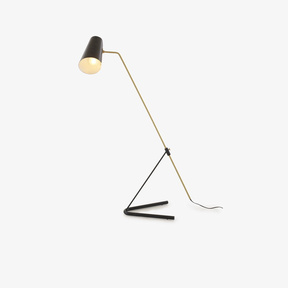 Lampa podłogowa G21 — Ligne Roset, czarny klosz, ramię w kolorze złotym, widok z przodu