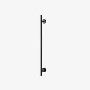 Kinkiet Clock — Aromas Del Campo, metalowy pręt z dwoma uchwytami, widok frontalny