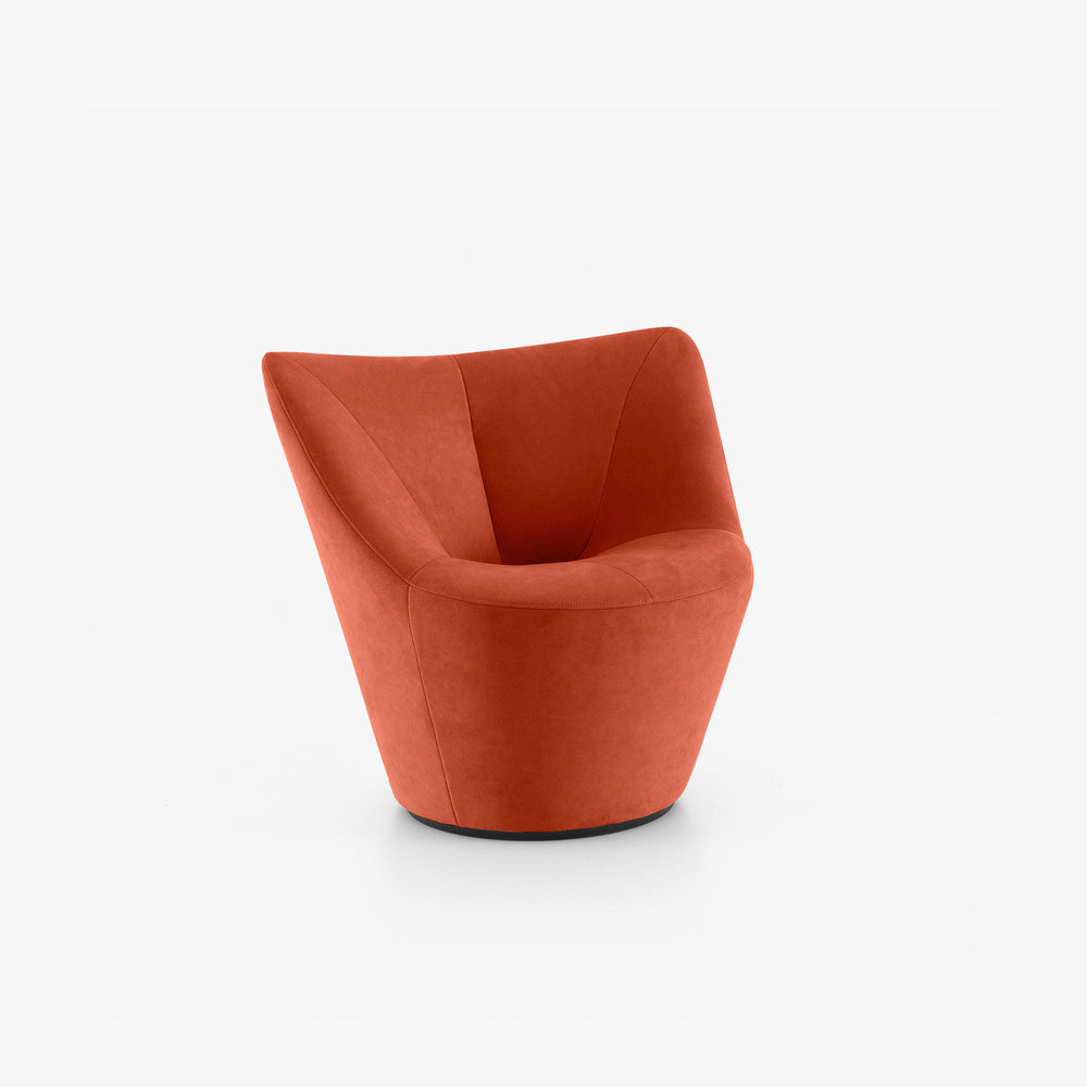 Fotel Anda — Ligne Roset, tapicerka w tkaninie terakota, widok z przodu