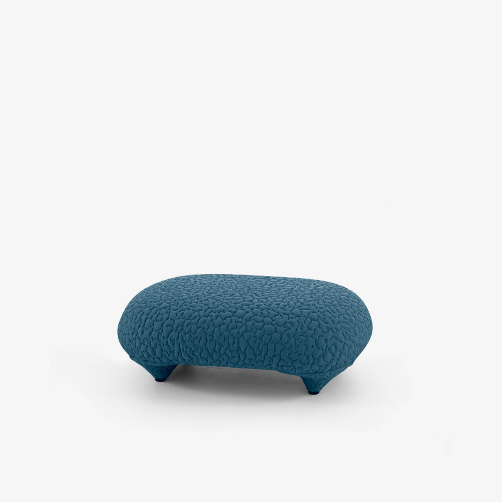 Podnóżek Ploum — Ligne Roset, tapicerka w tkaninie Steelcut, widok z przodu