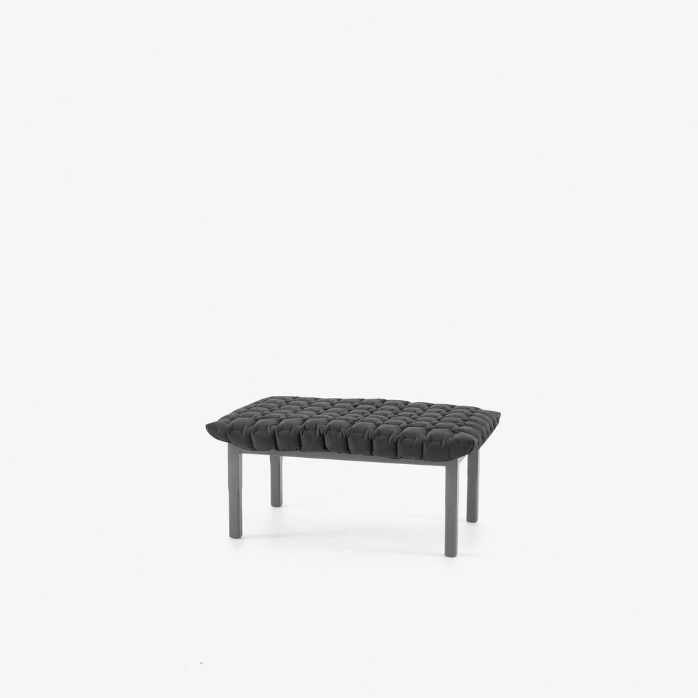 Podnóżek Ruché — Ligne Roset, tapicerka pikowana, widok z przodu