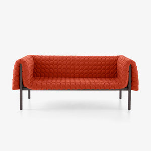 Sofa Ruché Large — Ligne Roset, tapicerka pikowana w kolorze terakota, widok z przodu
