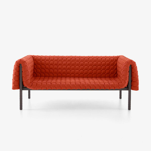 Sofa Ruché Large — Ligne Roset, tapicerka pikowana w kolorze terakota, widok z przodu