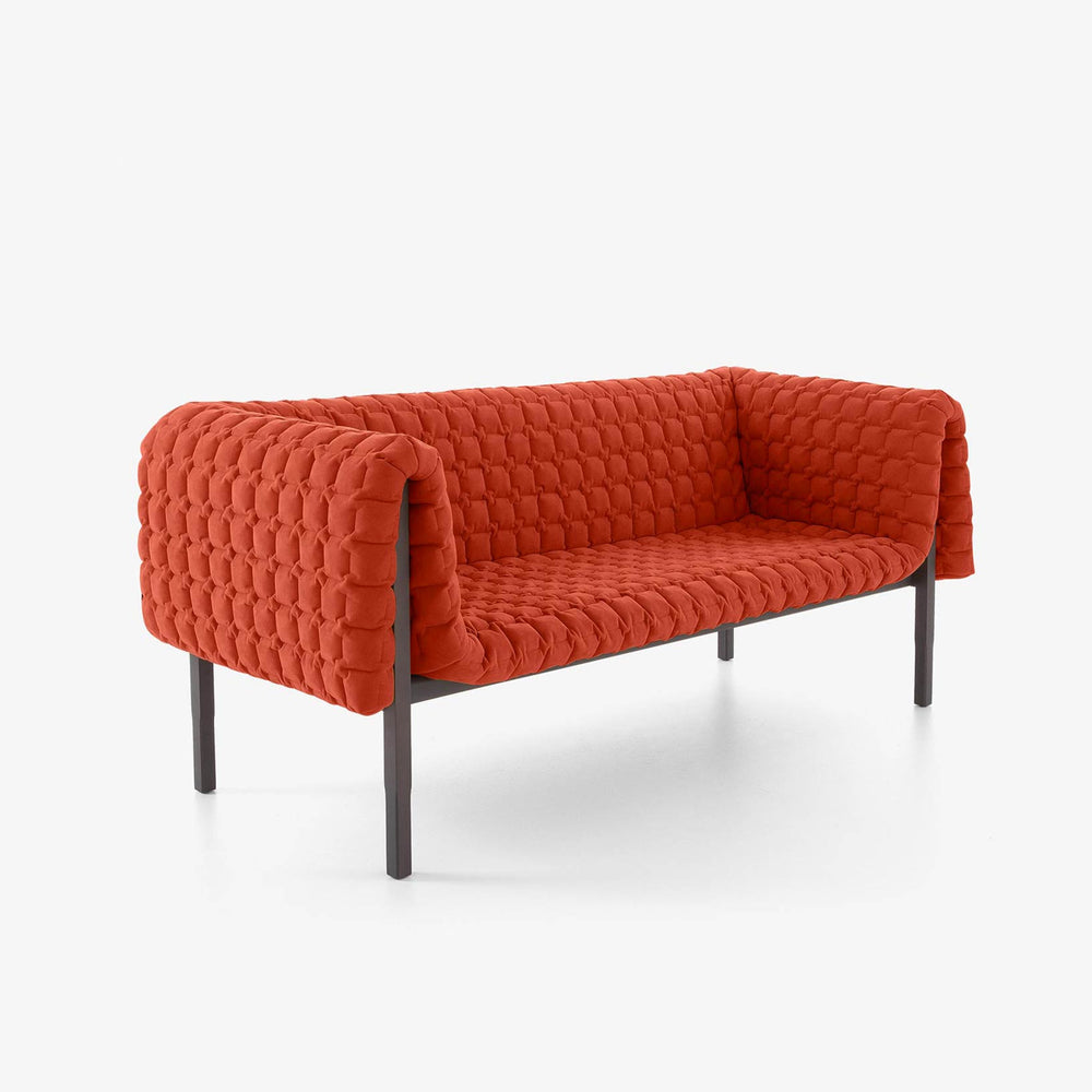 Sofa Ruché Large — Ligne Roset, tapicerka pikowana w kolorze terakota, widok z przodu