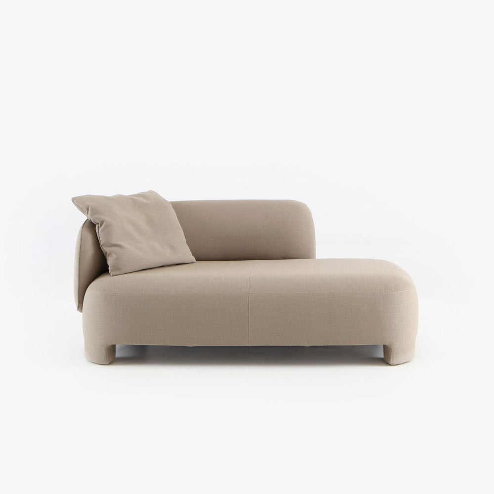 Sofa Taru Medium — Ligne Roset, tapicerka jasna tkanina, widok z przodu