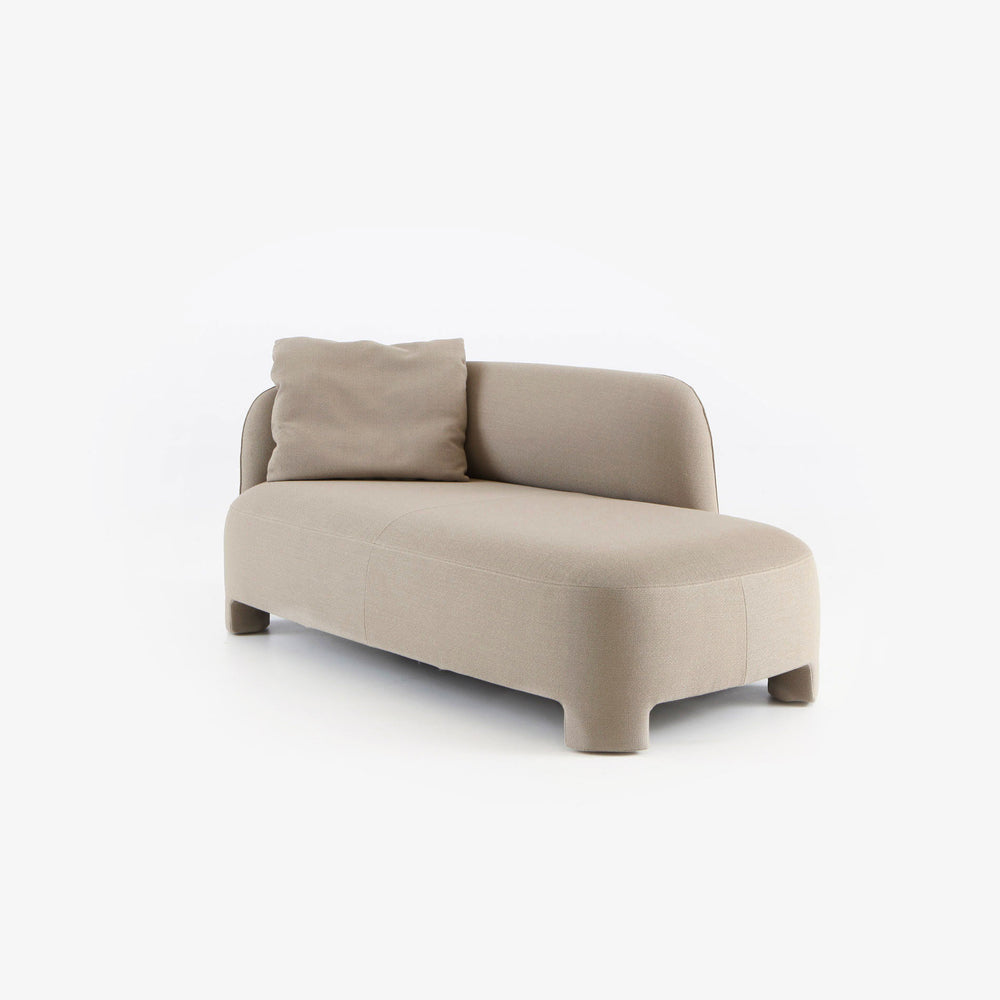 Sofa Taru Medium — Ligne Roset, tapicerka jasna tkanina, widok z przodu