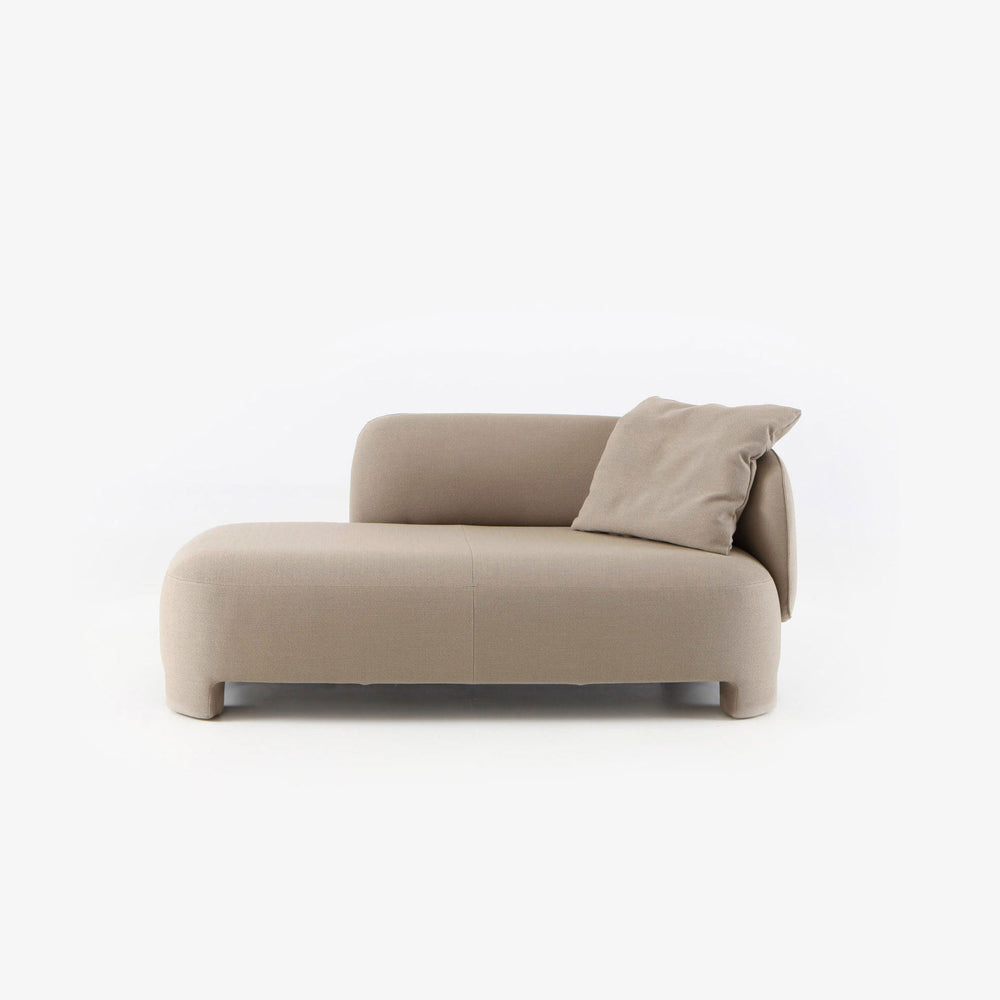 Sofa Taru Medium — Ligne Roset, tapicerka w jasnej tkaninie, widok z boku