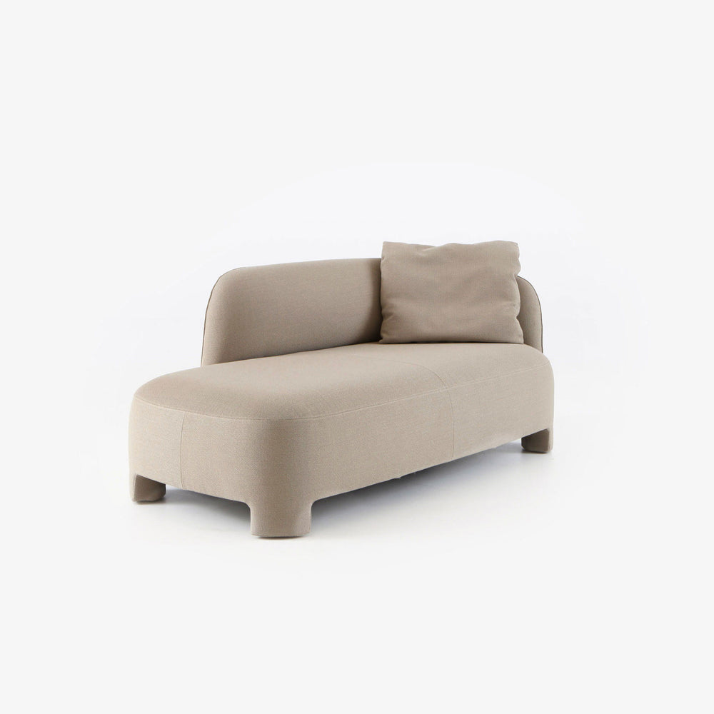 Sofa Taru Medium — Ligne Roset, tapicerka w jasnej tkaninie, widok z boku