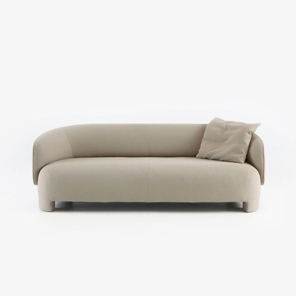 Sofa Taru Large — Ligne Roset, tapicerka w jasnej tkaninie, widok z przodu