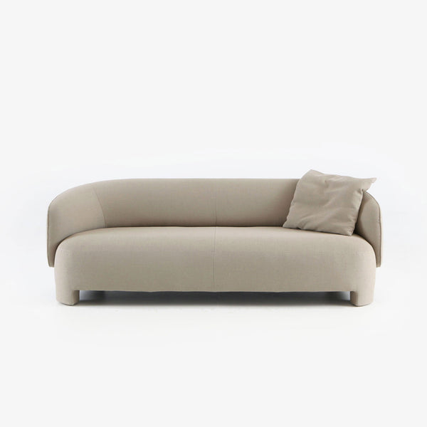 Sofa Taru Large — Ligne Roset, tapicerka w jasnej tkaninie, widok z przodu