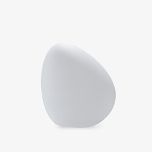 Lampa stołowa Dolmen — Ligne Roset, forma organiczna, widok z przodu, kolor jasny