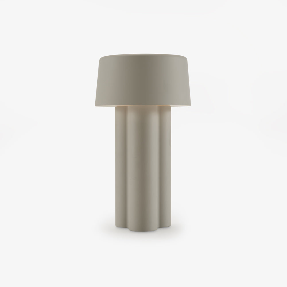 Lampa stołowa Lambda — Ligne Roset, abażur i podstawa w kolorze szarym, widok z przodu