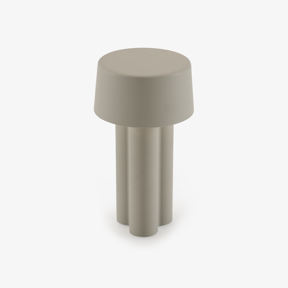Lampa stołowa Lambda — Ligne Roset, abażur i podstawa w kolorze szarym, widok z przodu