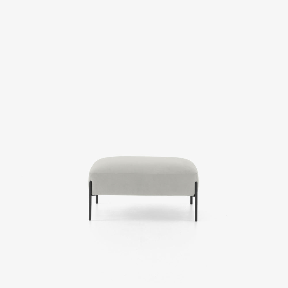 Podnóżek Païpaï — Ligne Roset, tapicerka jasna tkanina, widok z przodu