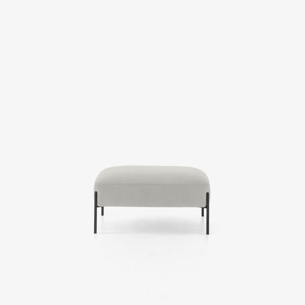 Podnóżek Païpaï — Ligne Roset, tapicerka jasna tkanina, widok z przodu