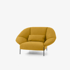 Païpaï Loveseat — widok z boku, zaokrąglone podłokietniki, nogi metalowe