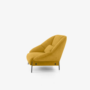 Païpaï Loveseat — detal boczny, tapicerka w kolorze musztardowym, nóżki metalowe