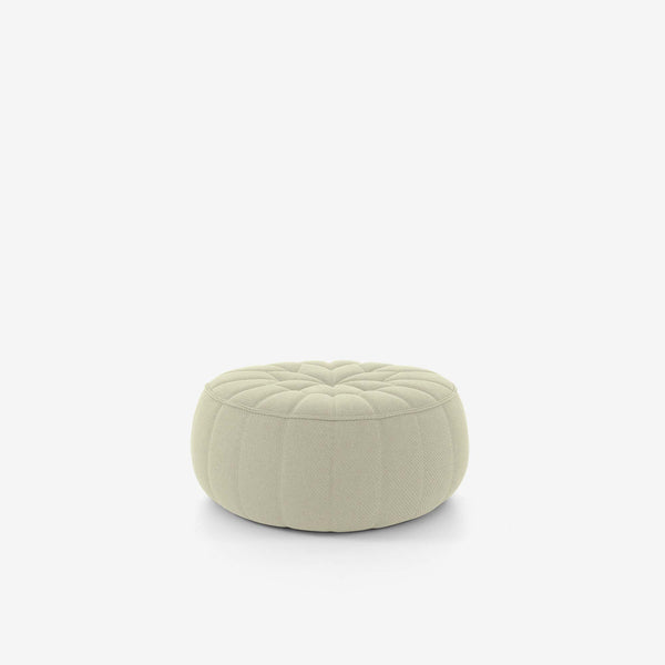Podnóżek Ottoman — Ligne Roset, tapicerka jasna tkanina, przeszycie pikowane, widok z przodu