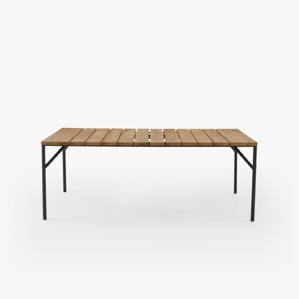 Stół Lapel — Ligne Roset, blat drewniany z przeszyciami, nogi metalowe, widok z przodu