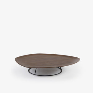 Stolik kawowy Pebble — Ligne Roset, blat wklęsły drewno, nogi metalowe, widok z przodu