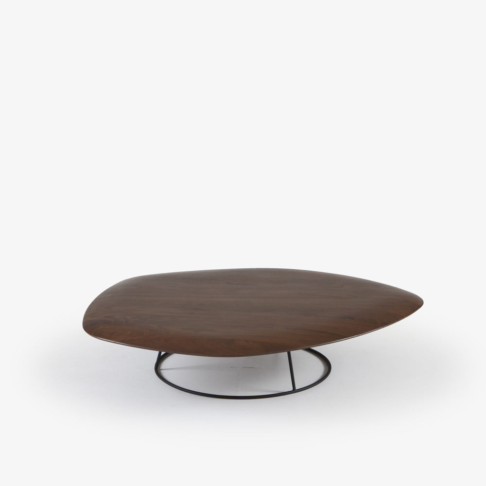 Stolik kawowy Pebble — Ligne Roset, blat drewniany wypukły, nogi metalowe, widok z przodu