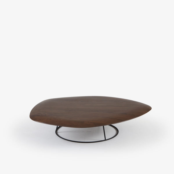 Stolik kawowy Pebble — Ligne Roset, blat drewniany wypukły, nogi metalowe, widok z przodu