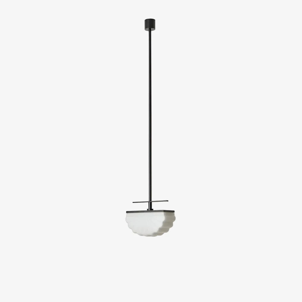 Lampa wisząca Gina — Aromas Del Campo, klosz mleczny, metalny drążek, widok z przodu