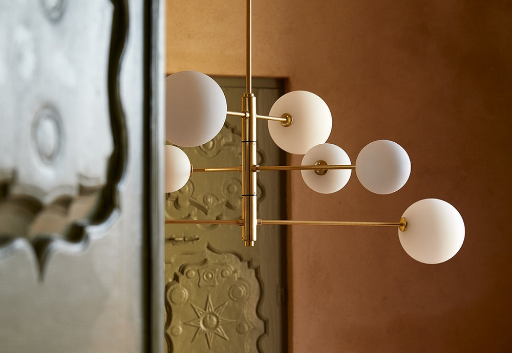 Lampa wisząca Atom — Aromas Del Campo, struktura molekularna z białymi klosami, widok z przodu