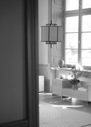 Aura 40 — nad biurkiem przy oknie, pojedyncza lampa, zbliżenie na abażur