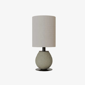 Lampa stołowa Anada — Aromas Del Campo, podstawa ceramiczna teksturowana, abażur lniany