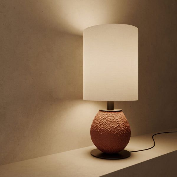 Anada — włączona lampa w aranżacji, ciepłe światło, podstawa w kolorze terakota