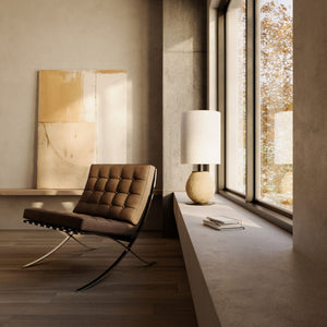 Anada — lampa na półce przy oknie, aranżacja minimalistyczna z fotelem Barcelona