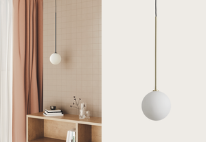 Ball — kula w aranżacji nad biurkiem, ujęcie lifestyle w minimalistycznym wnętrzu