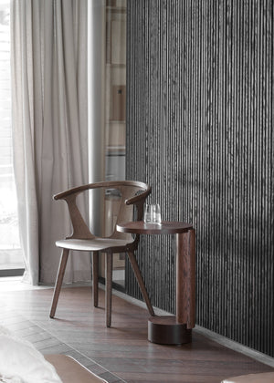 Bold — stolik w minimalistycznym wnętrzu, drewniany fotel, widok lifestyle