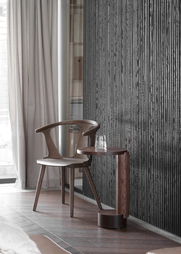 Bold — stolik w minimalistycznym wnętrzu, drewniany fotel, widok lifestyle