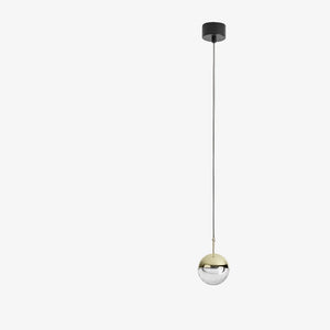 Lampa wisząca Dora — Aromas Del Campo, kula szklana z metalowym złotym akcentem, widok z przodu