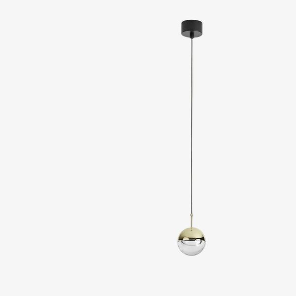 Lampa wisząca Dora — Aromas Del Campo, kula szklana z metalowym złotym akcentem, widok z przodu