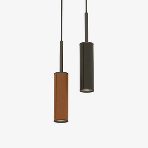 Lampa wisząca Tura — Aromas Del Campo, dwie tuby w skórze i metalu, widok z przodu