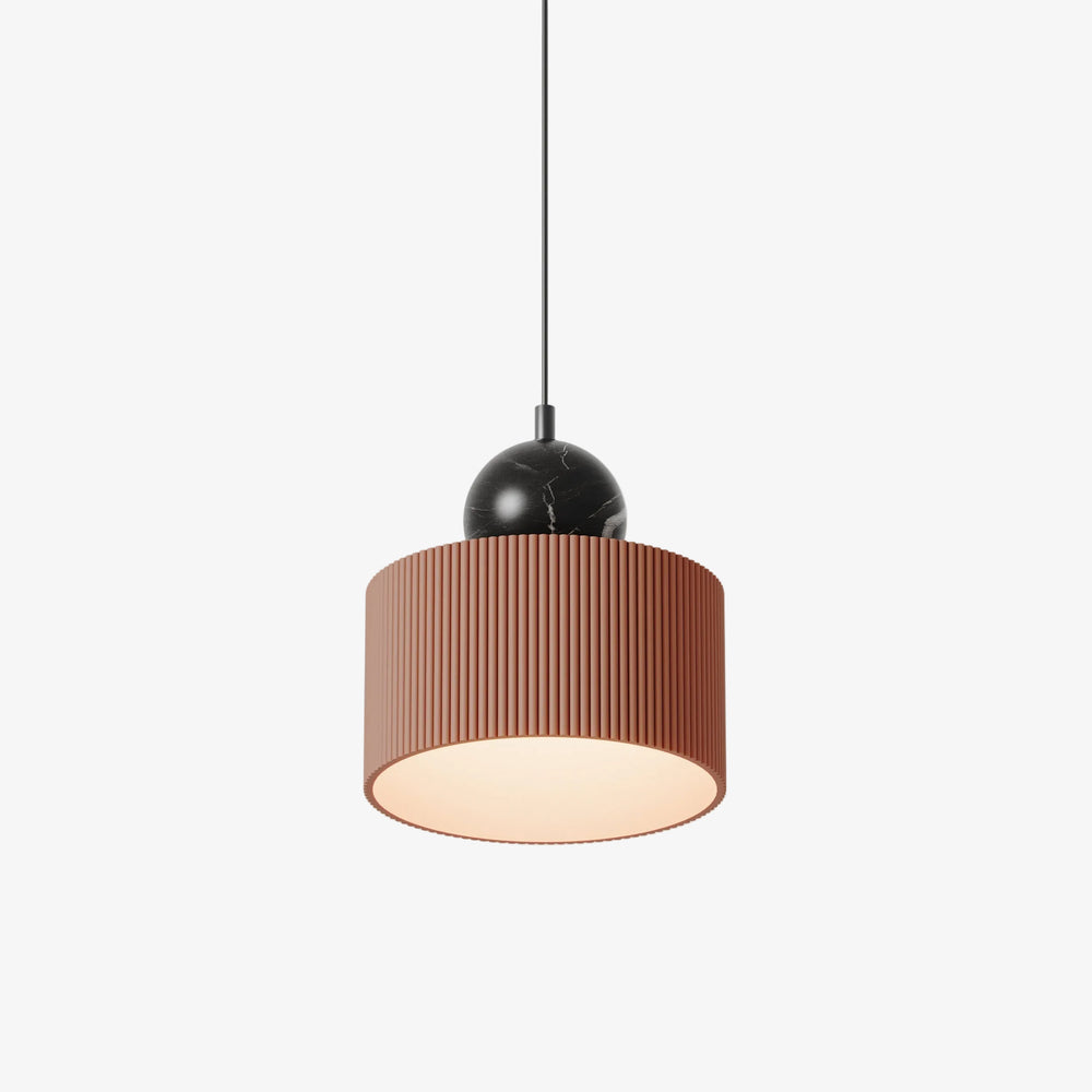 Lampa wisząca Curn — Aromas Del Campo, abażur w kolorze terakota z pionowymi żebrami, czarna kopuła, widok frontalny