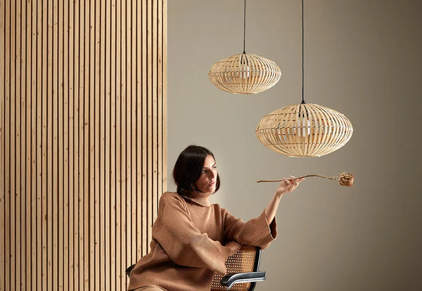 Anya — dwie lampy w aranżacji wnętrza, abażury z naturalnego rattanu, ujęcie lifestyle